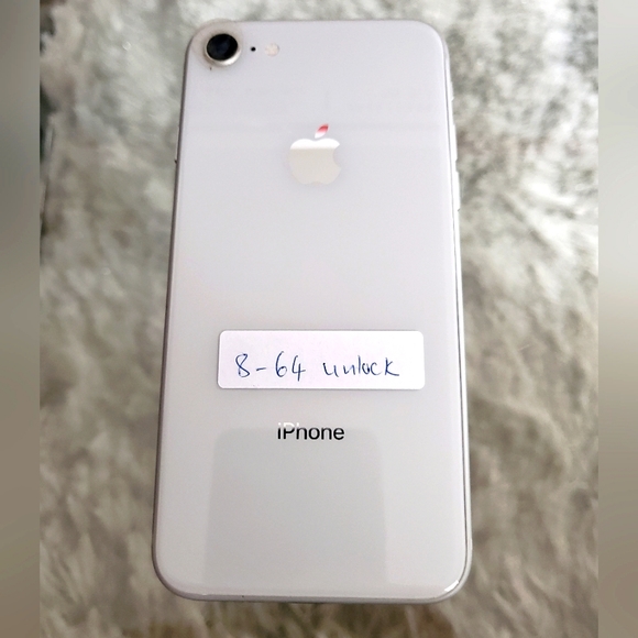 Unlocked Apple iPhone 8 64GB Silver - Picture 1 of 2